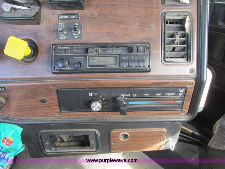 image for item A8531 1996 Freightliner FLD120 semi truck