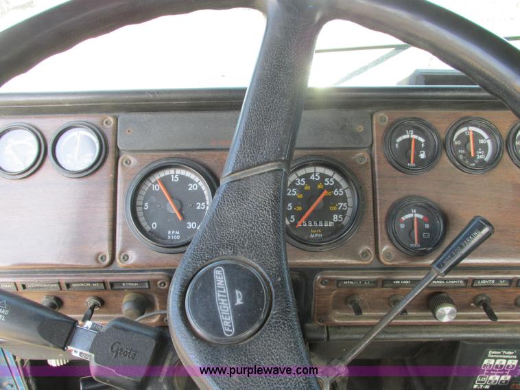 image for item A8531 1996 Freightliner FLD120 semi truck