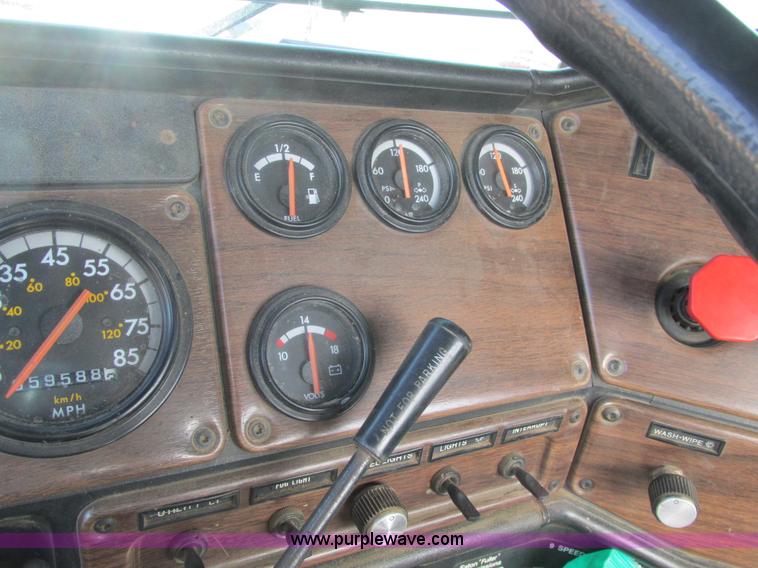 image for item A8531 1996 Freightliner FLD120 semi truck