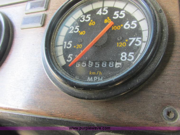 image for item A8531 1996 Freightliner FLD120 semi truck