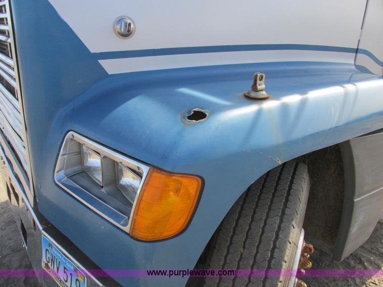 image for item A8531 1996 Freightliner FLD120 semi truck