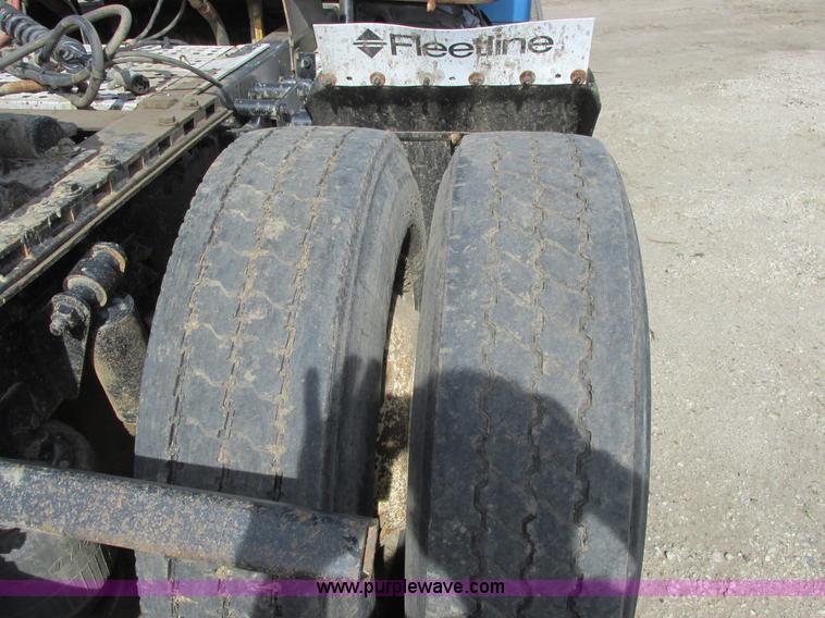 image for item A8531 1996 Freightliner FLD120 semi truck