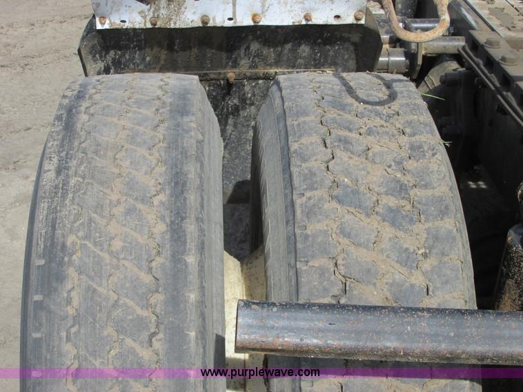 image for item A8531 1996 Freightliner FLD120 semi truck