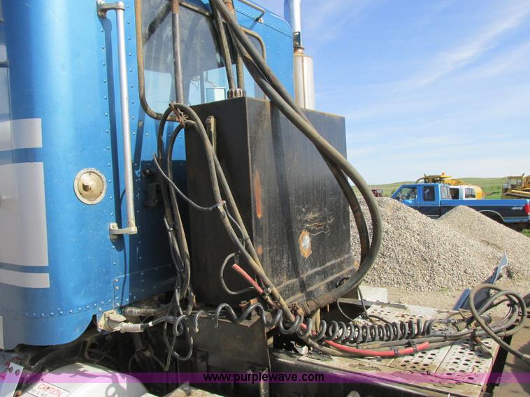 image for item A8531 1996 Freightliner FLD120 semi truck