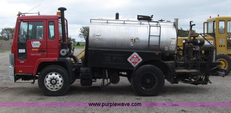 image for item D7379 1988 Volvo FE615 distributor truck