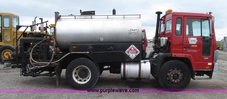 image for item D7379 1988 Volvo FE615 distributor truck