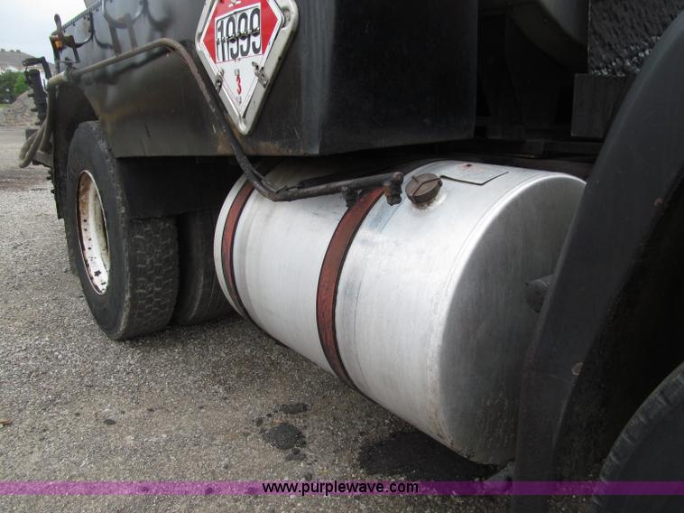 image for item D7379 1988 Volvo FE615 distributor truck