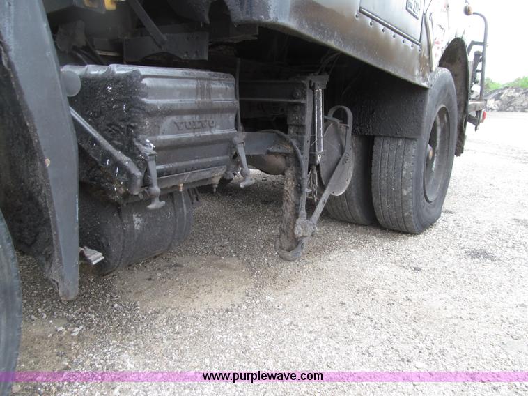 image for item D7379 1988 Volvo FE615 distributor truck