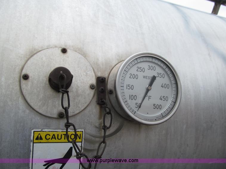 image for item D7379 1988 Volvo FE615 distributor truck