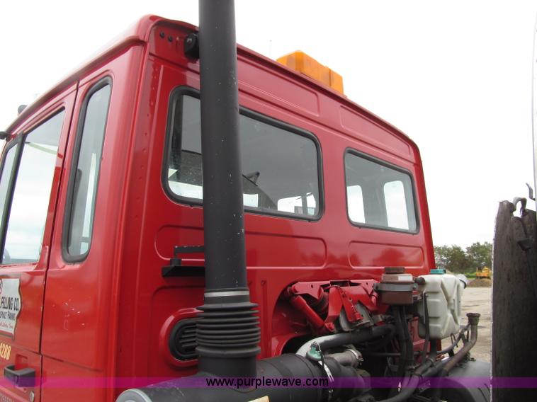 image for item D7379 1988 Volvo FE615 distributor truck