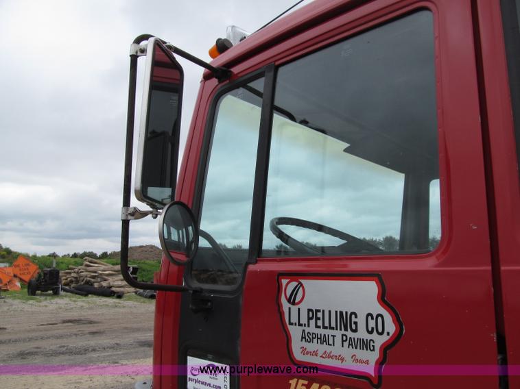 image for item D7379 1988 Volvo FE615 distributor truck