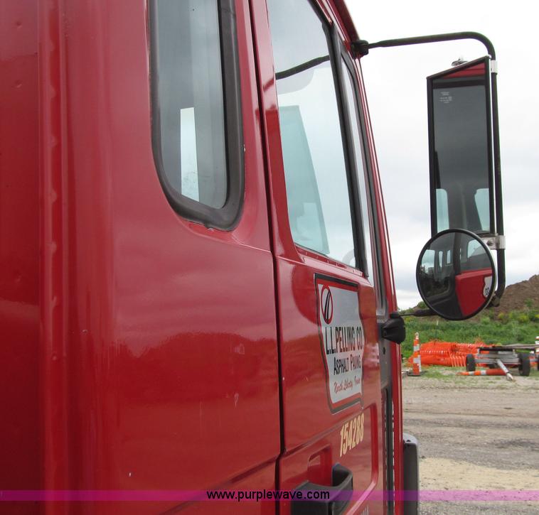 image for item D7379 1988 Volvo FE615 distributor truck