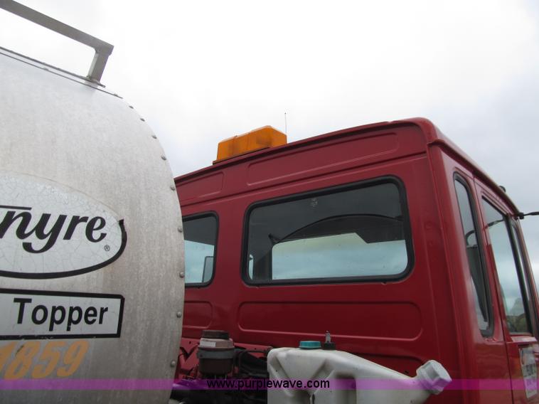 image for item D7379 1988 Volvo FE615 distributor truck