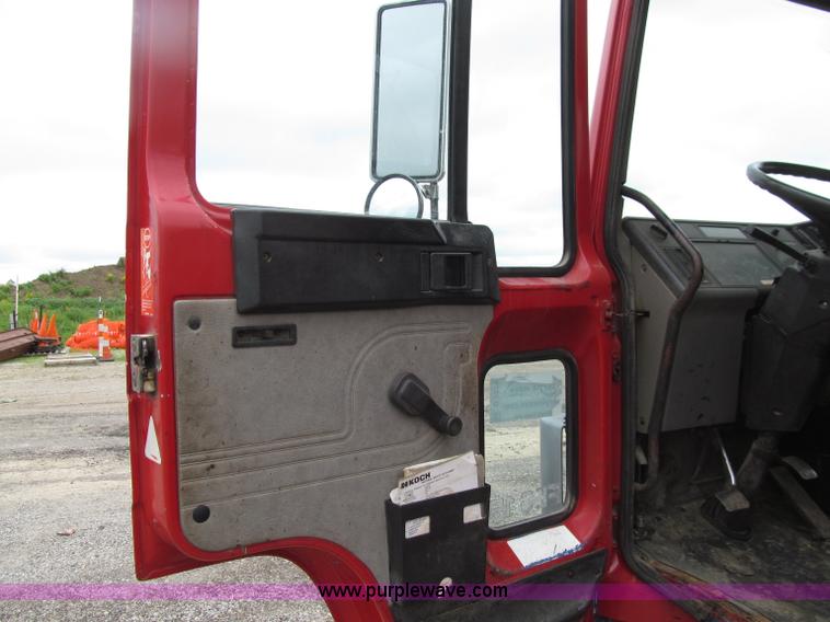 image for item D7379 1988 Volvo FE615 distributor truck