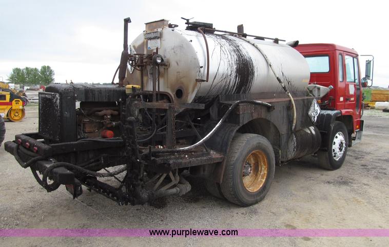 image for item D7381 1988 Volvo FE615 distributor truck