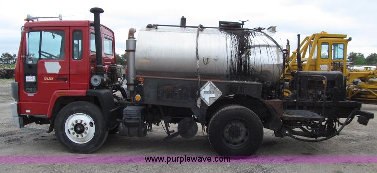 image for item D7381 1988 Volvo FE615 distributor truck