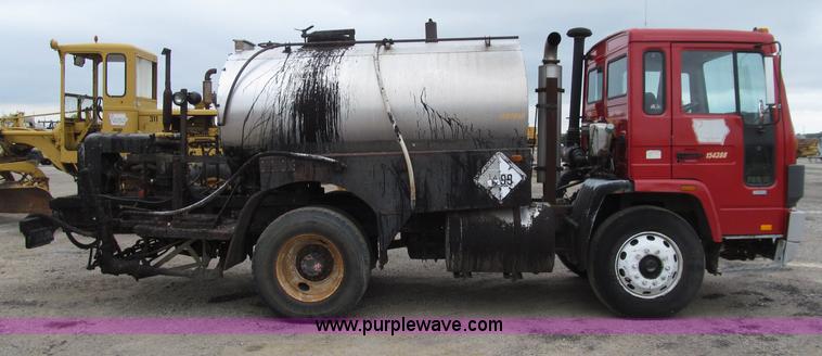 image for item D7381 1988 Volvo FE615 distributor truck