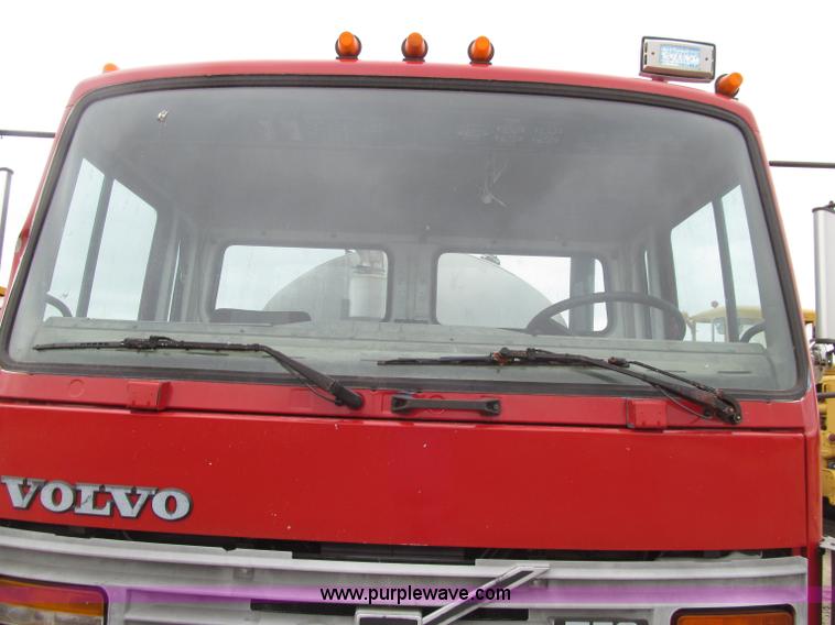 image for item D7381 1988 Volvo FE615 distributor truck