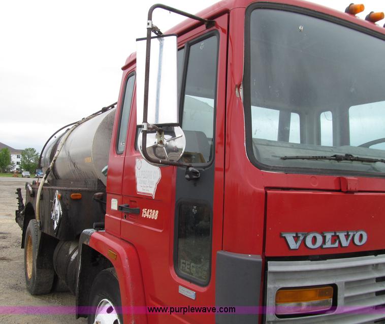 image for item D7381 1988 Volvo FE615 distributor truck