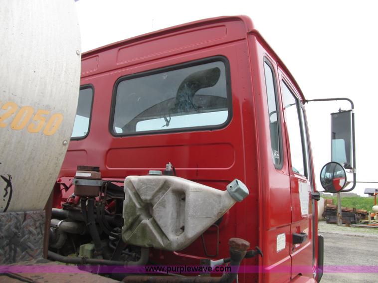 image for item D7381 1988 Volvo FE615 distributor truck