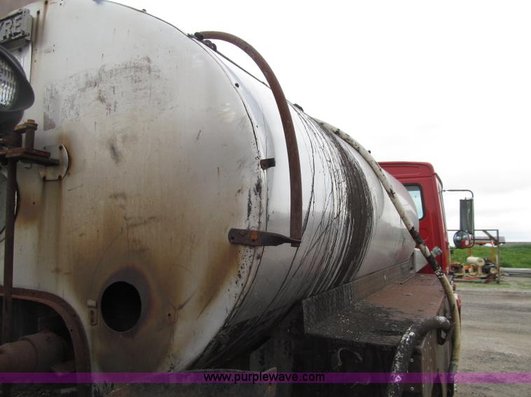 image for item D7381 1988 Volvo FE615 distributor truck