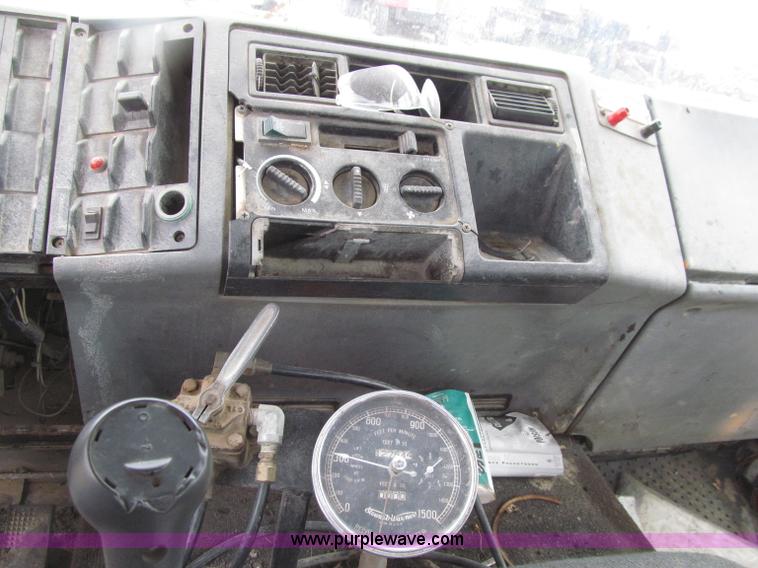 image for item D7381 1988 Volvo FE615 distributor truck