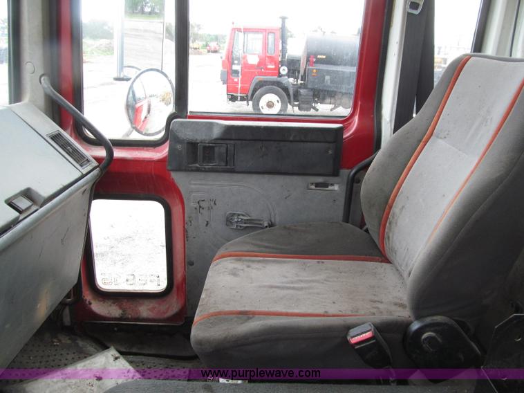 image for item D7381 1988 Volvo FE615 distributor truck