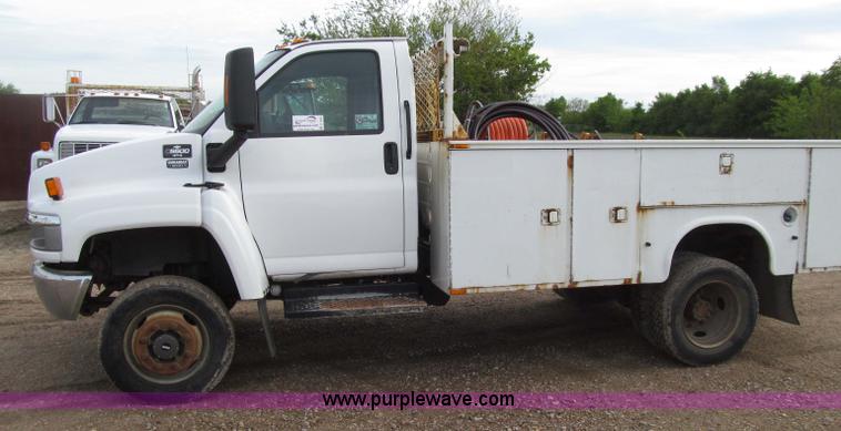 image for item D7385 2005 Chevrolet C5500 service truck