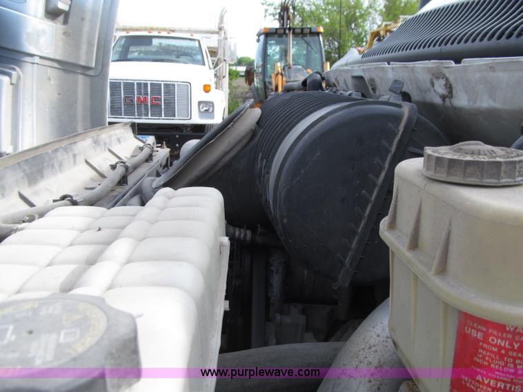 image for item D7385 2005 Chevrolet C5500 service truck