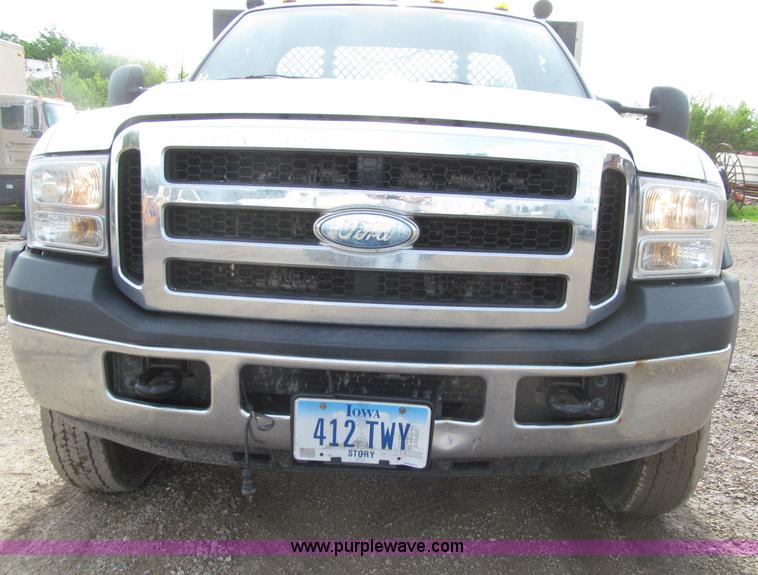 image for item D7386 2007 Ford F450 XLT Super Duty flatbed truck