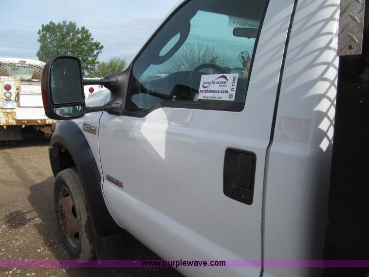 image for item D7386 2007 Ford F450 XLT Super Duty flatbed truck