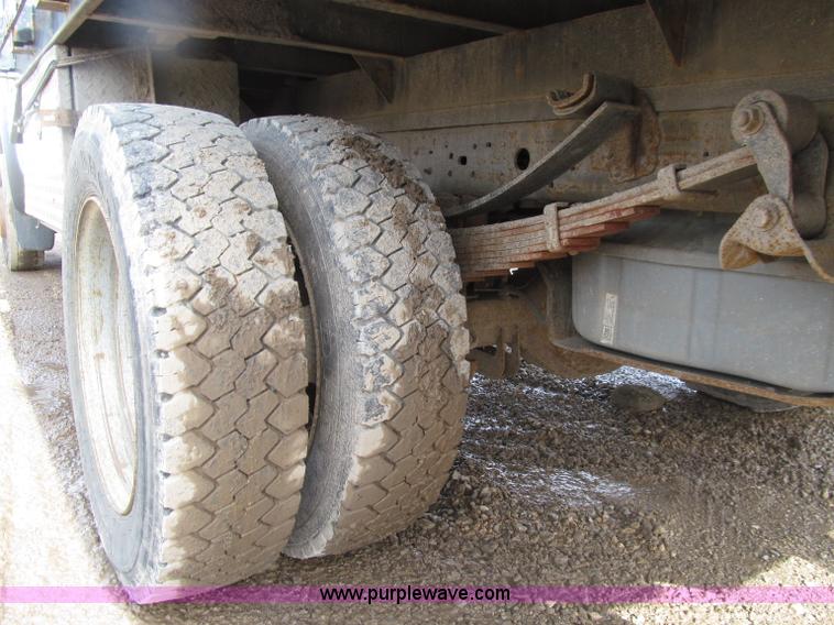 image for item D7386 2007 Ford F450 XLT Super Duty flatbed truck