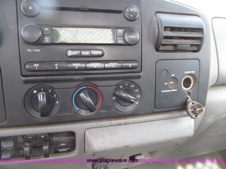 image for item D7386 2007 Ford F450 XLT Super Duty flatbed truck