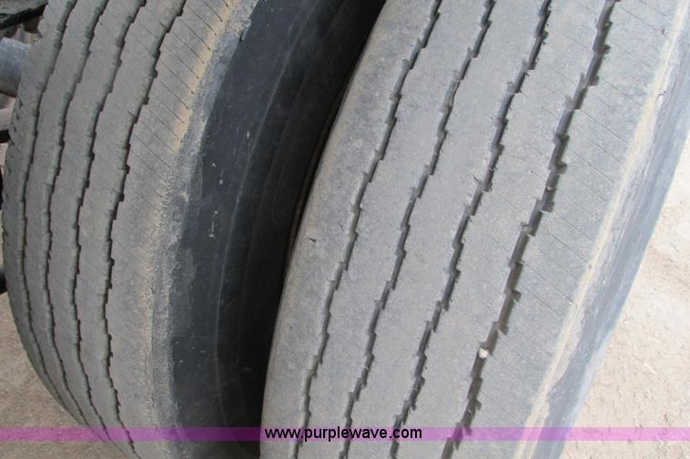 image for item E5133 2000 Circle R SS443-6LS tri axle side dump trailer