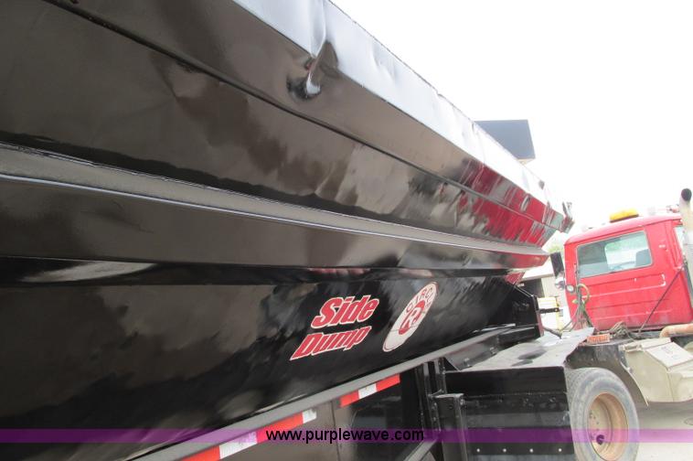 image for item E5134 1999 Circle R SS443 tri axle side dump trailer