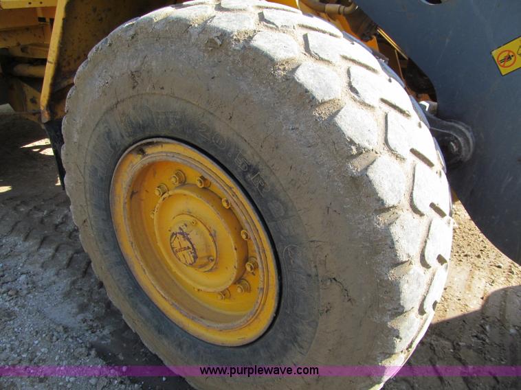 image for item F8560 2000 Volvo L90D wheel loader