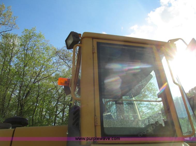 image for item F8560 2000 Volvo L90D wheel loader