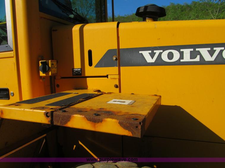 image for item F8560 2000 Volvo L90D wheel loader