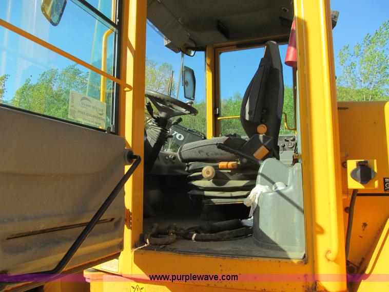 image for item F8560 2000 Volvo L90D wheel loader