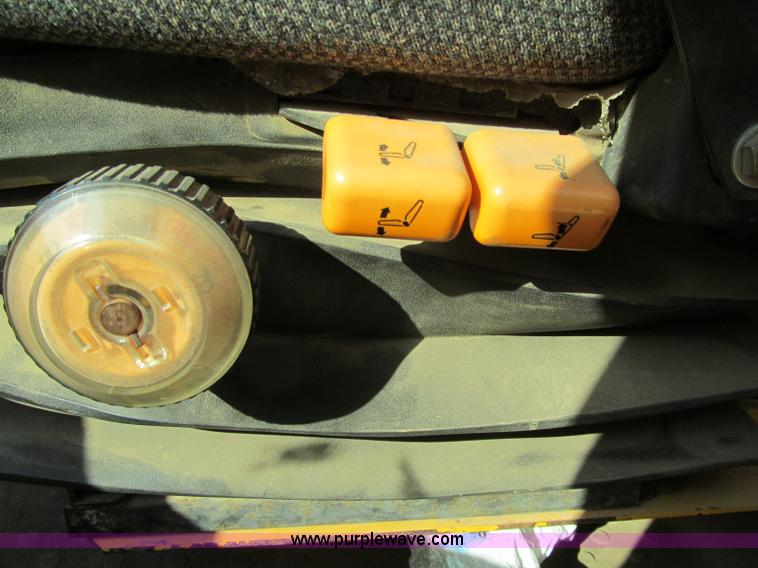 image for item F8560 2000 Volvo L90D wheel loader