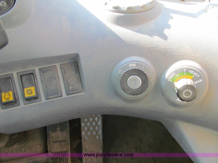 image for item F8560 2000 Volvo L90D wheel loader