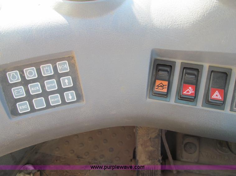 image for item F8560 2000 Volvo L90D wheel loader