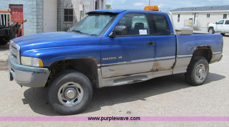 image for item F8584 1997 Dodge Ram 2500 ST Club Cab pickup truck