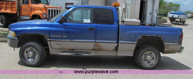 image for item F8584 1997 Dodge Ram 2500 ST Club Cab pickup truck