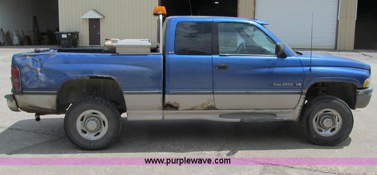image for item F8584 1997 Dodge Ram 2500 ST Club Cab pickup truck