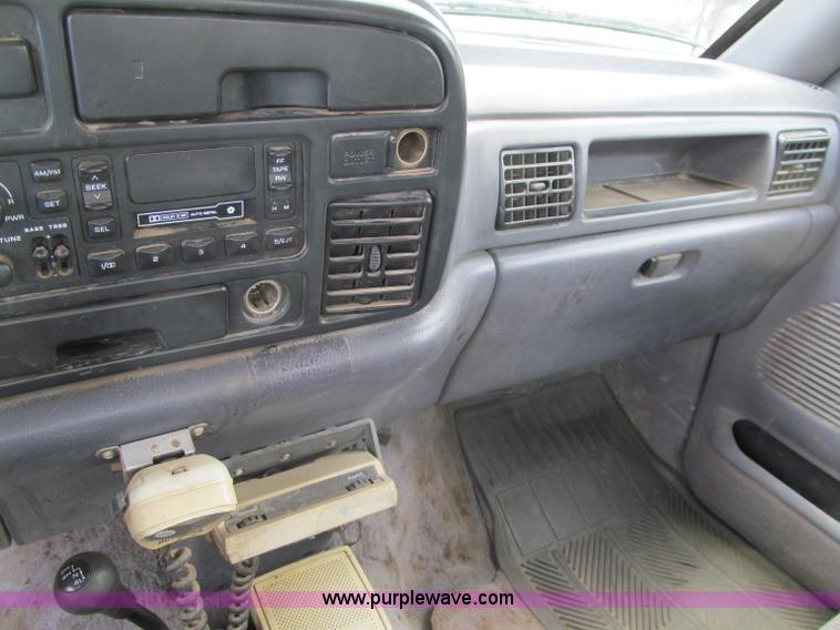 image for item F8584 1997 Dodge Ram 2500 ST Club Cab pickup truck