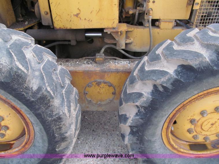 image for item F8585 1977 Caterpillar 120G articulated motor grader