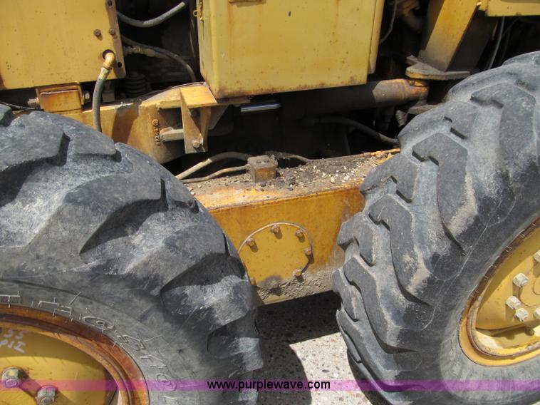 image for item F8585 1977 Caterpillar 120G articulated motor grader