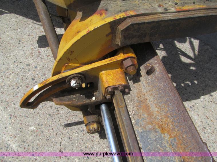 image for item F8585 1977 Caterpillar 120G articulated motor grader