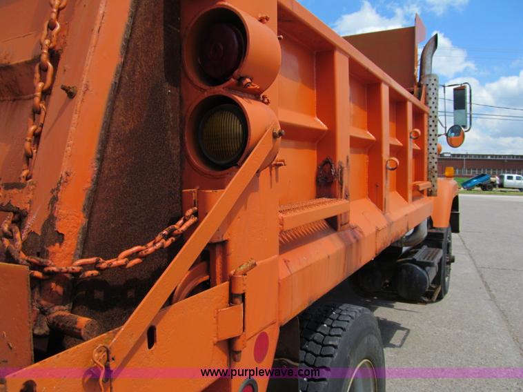 image for item F8586 1991 International 2554 dump truck